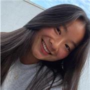 Profesora de inglés puede impartir clases a niños y niñas hasta sexto de educación primaria